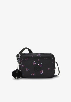 Schwarze Crossbody-Tasche mit kleinem lila und weißen Blumenmuster, Vordertasche mit Reißverschluss und einem schwarzen, flauschigen Affen-Schlüsselanhänger befestigt.
