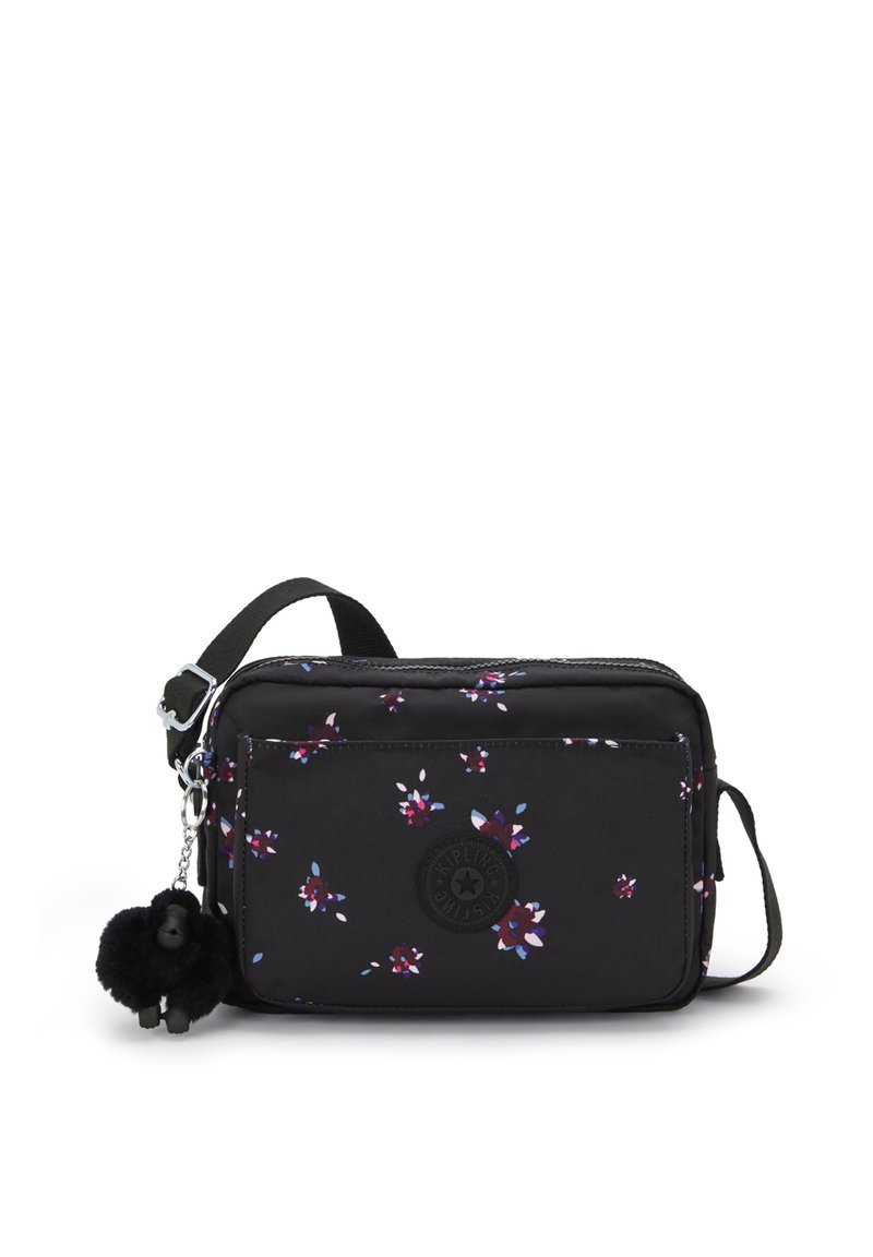 Černá crossbody kabelka s malým fialovým a bílým květinovým vzorem, přední kapsa na zip a připevněný černý chlupatý klíčenkový opičák.