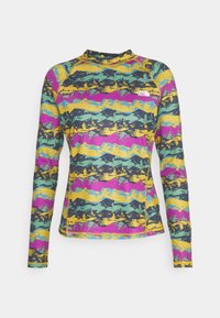 Langærmet rashguard i flerfarvet bølgemønster med nuancer af blå, pink, gul og grøn. Materialet virker glat med flade sømme.