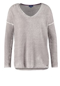 Pull en maille gris clair avec manches longues côtelées, col en V et coupe décontractée.