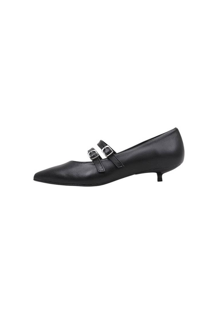 Bailarinas de cuero negro con punta afilada, que cuentan con dos correas decorativas con hebillas de plata y un bajo tacón de gato.