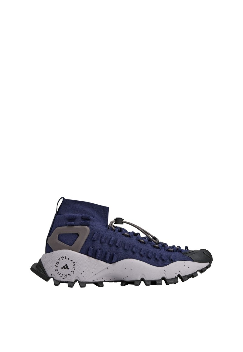Scarpa da trekking blu con tomaia texturizzata e polsino elastico alla caviglia, dotata di un accento grigio sul tallone e suola nera robusta con profondi battistrada.
