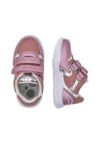 Rosa Sneaker mit Obermaterial aus Textil und Synthetik, verstellbaren Klettverschlüssen, silbernen Akzenten und weißen Sohlen. Größenschild innen zeigt "22".