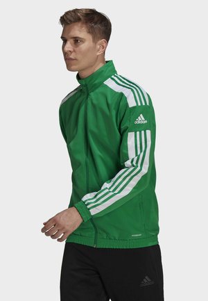 Groene sportjack met witte strepen langs de mouwen, volledige rits, staande kraag en elastische manchetten; bevat "AEROREADY" branding nabij de zoom.