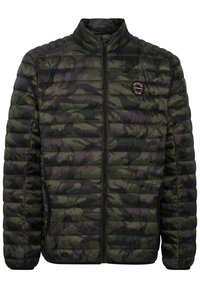 Veste matelassée à motif camouflage vert avec fermeture éclair et col montant. Elle se distingue par un écusson rond sur la poitrine gauche.