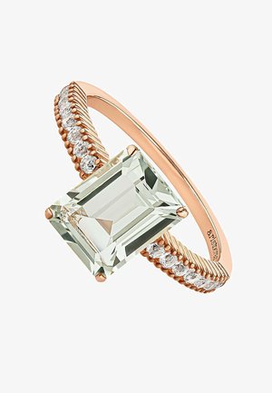 Anillo de oro rosa con una gema verde pálido en corte esmeralda, realzada por pequeños cristales transparentes a lo largo de la banda retorcida.