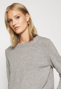 Davida Cashmere STRAIGHT O NECK SWEATER - Camisola - light grey