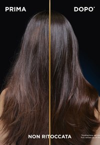 Confronto prima e dopo dei capelli: il lato sinistro mostra capelli marroni secchi e crespi; il lato destro mostra onde lisce, lucide e ben definite con un colore ricco.