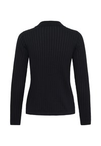 Fekete, hosszú ujjú kötött pulóver, bordás textúrával és klasszikus gallérral; egyszerű dizájn, látható minták vagy kiegészítők nélkül.