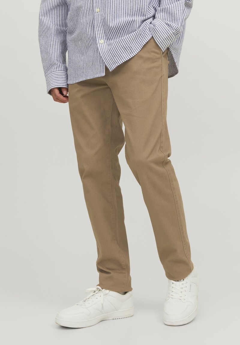 Jack & Jones JPSTMARCO JJDAVE NOOS - Nohavice chinos - otter