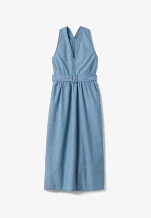 Abito midi azzurro chiaro senza maniche con scollatura a V profonda, vita raccolta e cintura in tessuto coordinato con fibbia su sfondo bianco.