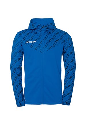 Blå sportjakke med hætte, prydet med et tekstureret grafisk mønster i mørkere blå på de øverste sektioner. Lynlåslukning og uhlsport-logo synligt.