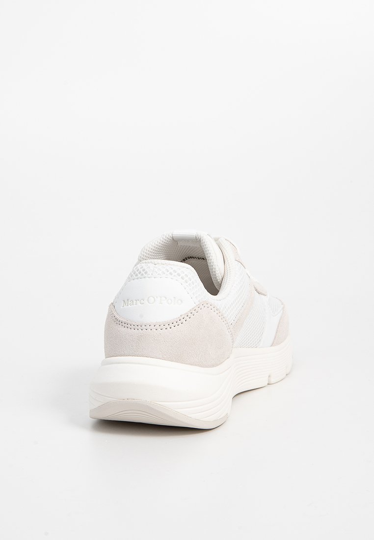 Weißer Sneaker mit einem Obermaterial aus Mesh und Veloursleder. Verfügt über ein strukturiertes Design, verstärkte Ferse und dezente Markenlogos auf der Rückseite. Glatte Sohle.