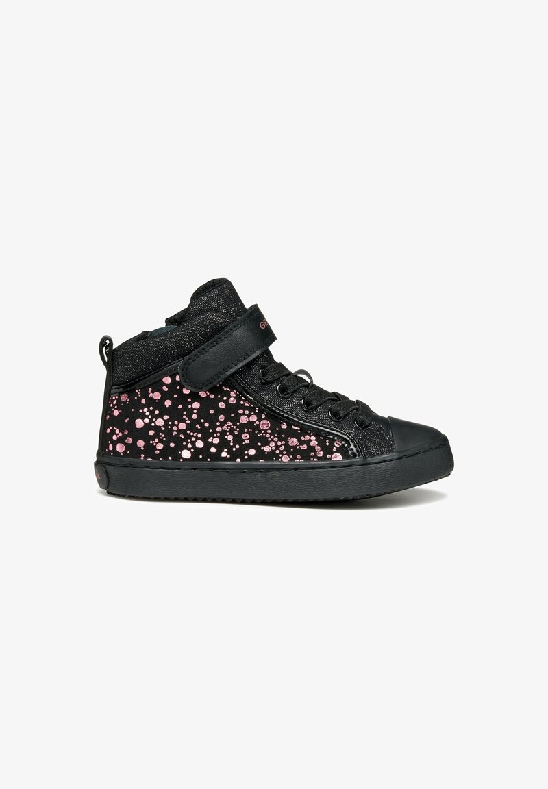 Baskets montantes noires avec motif à pois roses, bride en Velcro, lacets et semelle en caoutchouc.