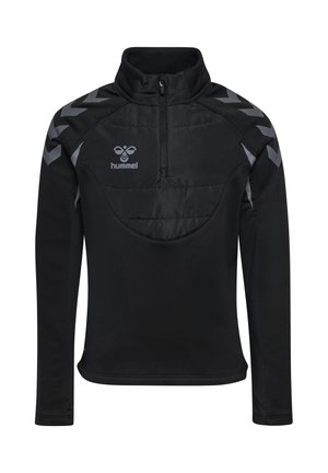 Czarna sportowa bluza z długim rękawem, zapinana na suwak do połowy wysokości, z pikowaną wkładką na piersi i odblaskowymi paskami w kształcie szewronu na ramionach, z logo hummel.