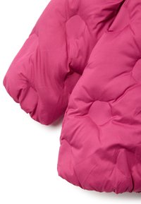 Fuchsia pufferjack met een zachte textuur, voorzien van een gewatteerd ontwerp en ronde baffles. Licht opgerolde mouwen voegen volume toe.