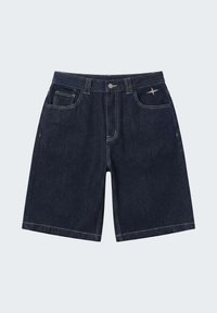 Short en denim bleu foncé avec poches avant, passants pour ceinture, fermeture par boutons et un petit emblème étoile sur la poche droite.