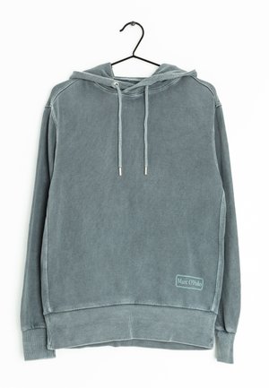 Hoodie in cotone grigio con tasca a marsupio, cordini regolabili, polsini a costine e un patch con logo in basso a sinistra. Appeso a un gancio nero.