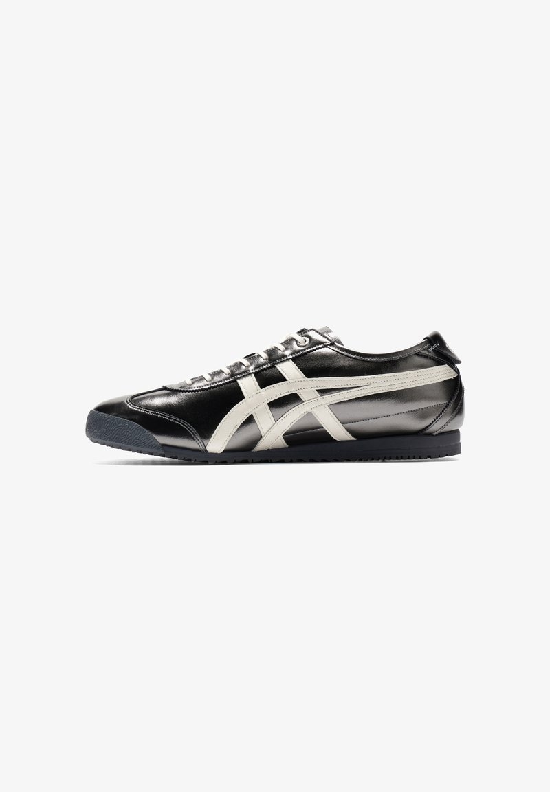 Sneaker nere e argento con una finitura in pelle liscia, caratterizzate da strisce bianche a contrasto, punta rotonda e suola in gomma texturizzata.