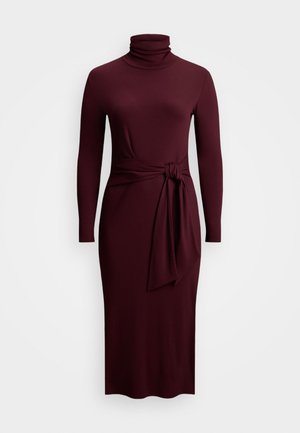 Burgunderfarbendes Rollkragenkleid in schmaler Passform, mit langen Ärmeln und einem gebundenen Taillendetail, aus einem glatten, dehnbaren Material.