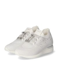 Witte sportieve schoenen met een gestructureerde mesh bovenkant, metalen veters en een zilveren hieldetail. Flexibele zool met een glad oppervlak.