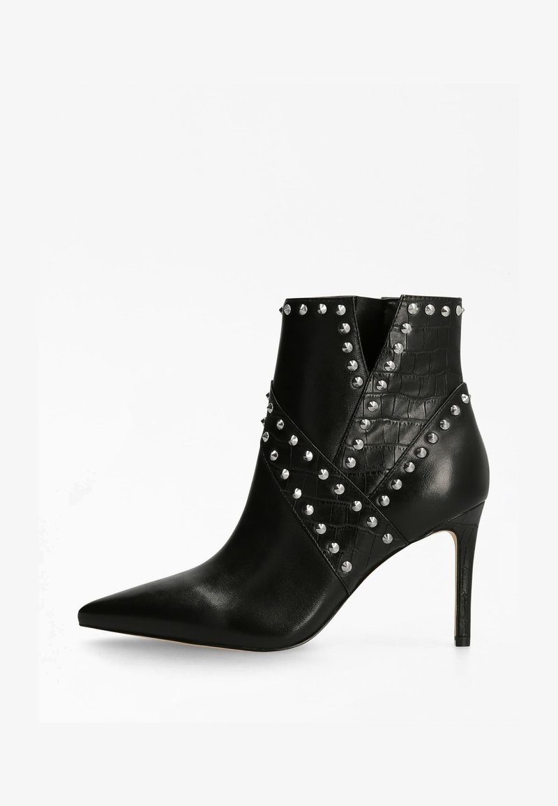 Schwarzer Knöchelstiefel mit spitz zulaufender Zehe, Stöckelabsatz, strukturiertem Krokodilprägungsmuster und silbernen Nieten, die in einem Kreuzmuster angeordnet sind.