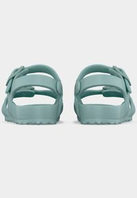 Σανδάλια σε χρώμα aqua με πολλούς ιμάντες, διακοσμητικό με λουλούδι, υφασμένο πέλμα και ανθεκτική σόλα με σχέδιο πέλματος για καλύτερη πρόσφυση.