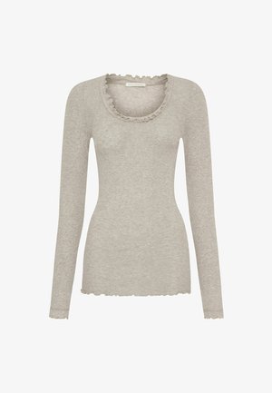 Világosszürke, hosszú ujjú felső, puha anyagból készült, fodros nyakkivágással és aljjal. Testhezálló design sima textúrával.