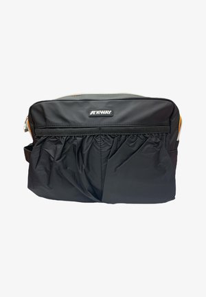 Črna najlon messenger torba z nabranim sprednjim žepom, zadrgo in K-WAY logo. Vključuje oranžne poudarke in nastavljiv trak.