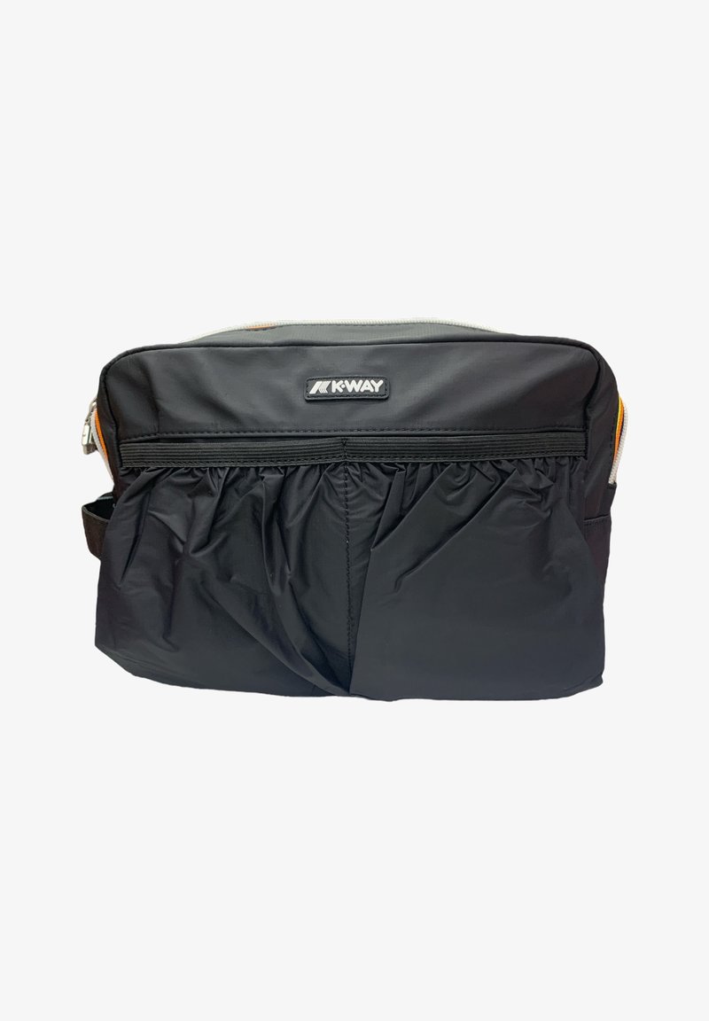 Mala de mensageiro em nylon preto com bolso frontal franzido, fecho zip, e logótipo K-WAY. Inclui detalhes em laranja e alça ajustável.