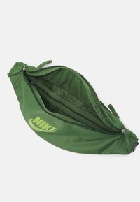 Nike Sportswear HERITAGE WAISTPACK UNISEX - Bolsa de cintura - treeline