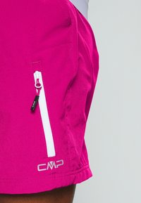 Magenta shorts met een textuurafwerking, voorzien van een witte ritszak en het CMP-logo aan de onderrand. Het ontwerp is functioneel en sportief.