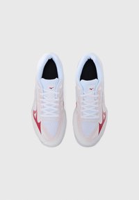 Αθλητικά παπούτσια με κορδόνια σε λευκό και κόκκινο χρώμα, με υφή στον επάνω μέρος, μαξιλαρωμένη σόλα και εμφανές λογότυπο.