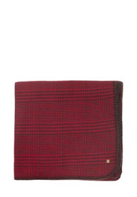 Coperta a quadri rossa e nera, realizzata in tessuto morbido con un bordo testurizzato. Presenta un piccolo logo nell'angolo inferiore.