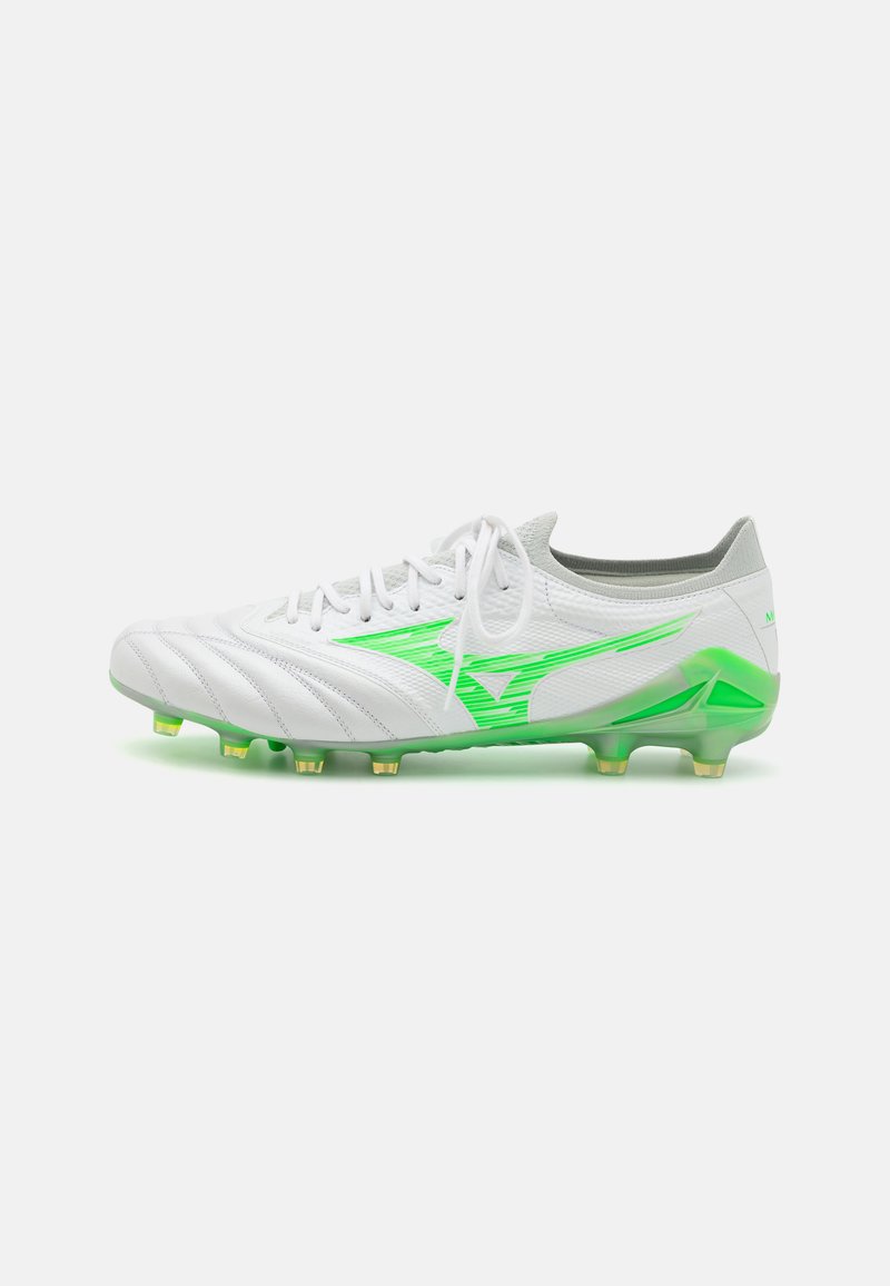 Witte voetbalschoenen met groene accenten, voorzien van een gestructureerde bovenkant, vetersluiting en meerdere gele noppen op de zool voor grip.