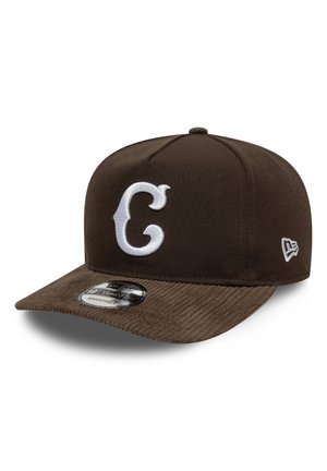 Casquette de baseball marron ajustable avec logo blanc stylisé "C" sur le devant et logo New Era sur le côté, texture en velours côtelé visible sur la visière.