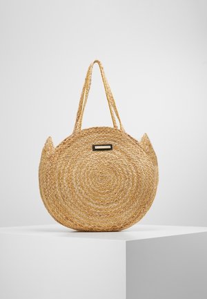 Runde Stroh-Tasche mit Spiral Muster, natürlicher Beigeton, zwei geflochtene Griffe und ein rechteckiges Logo-Akzent auf der Vorderseite.