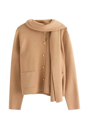 Cardigan beige con un ampio colletto piegato, bottoni dorati e due tasche frontali. Il tessuto appare morbido e texturizzato. Include una sciarpa abbinata.