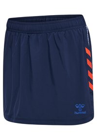 Jupe de sport bleu marine avec taille élastique, bandes diagonales rouges sur le côté et logo Hummel bleu près de l'ourlet.