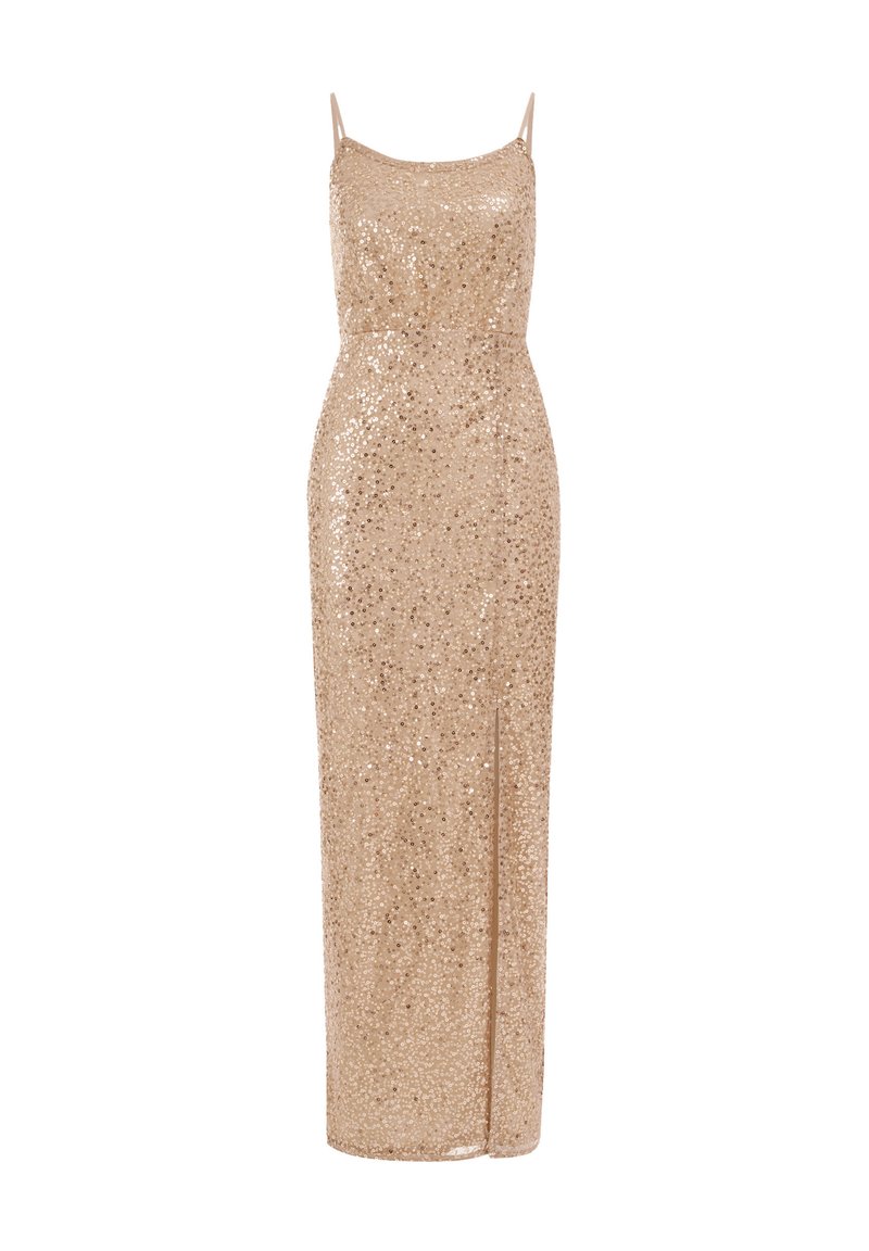 Długa, dopasowana sukienka w migoczących złotych cekinach z cienkimi ramiączkami i wysokim rozcięciem, z subtelną fakturą i smukłą sylwetką.