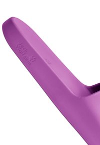 Bloc de yoga en mousse violette avec bords arrondis et logo Jack Wolfskin embossé sur le côté, présenté sur un fond blanc.