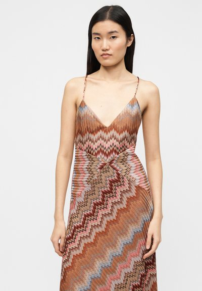 Φόρεμα με πολύχρωμο ζιγκ-ζαγκ μοτίβο, διαθέτει λεπτές τιράντες, βαθύ V-λαιμόκοψη και εφαρμοστή μέση που μεταβαίνει σε ροή φούστας.
