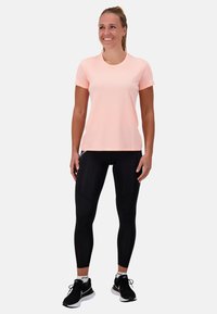 2XU AERO TEE - Basic T-shirt - pop coral/white reflective