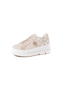 Sneaker in pelle beige con suola piatta bianca, caratterizzato da un branding tonale e dettagli laterali a motivo. Chiusura con lacci e colletto imbottito.