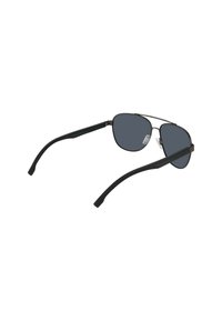 Occhiali da sole aviator con montatura nera in metallo e lenti scure, caratterizzati da un profilo sottile e un design aerodinamico. Naselli regolabili per il massimo comfort.