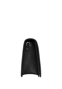 Borsa in pelle nera con superficie testurizzata, design a parte superiore aperta e chiusura a scatto in metallo. Presenta bordi lisci e una forma arrotondata.