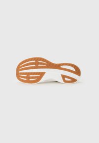 Semelle de chaussure avec une base blanche et une semelle en caoutchouc orange ; présente des rainures et des découpes pour la flexibilité et la traction. Forme plate et arrondie.
