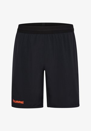 Schwarze Sportshorts aus leichtem Stoff, mit einem elastischen Bund und einem orangefarbenen "hummel"-Logo an der unteren linken Seite.
