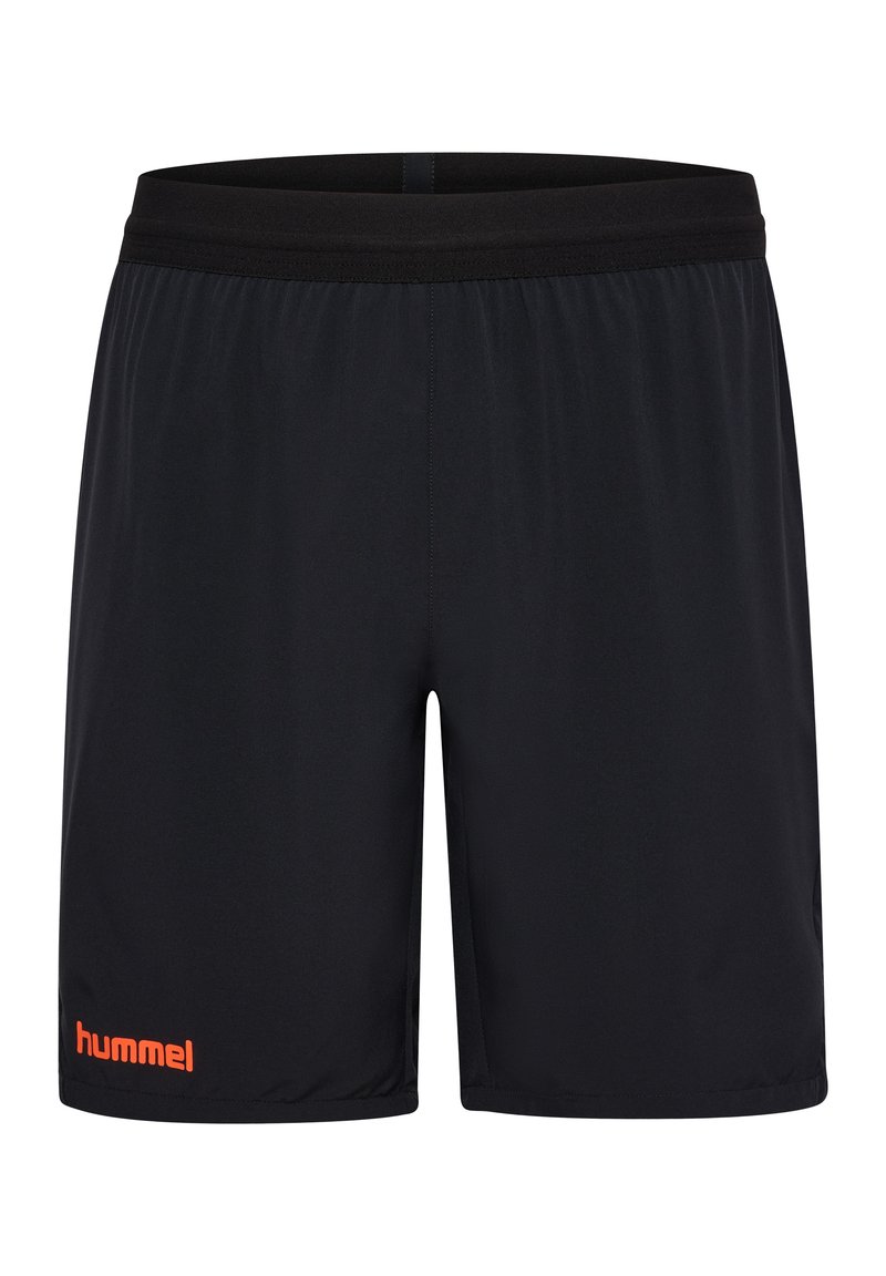 Zwarte sportshorts van lichtgewicht stof, met een elastische tailleband en een oranje "hummel" logo aan de onderkant links.