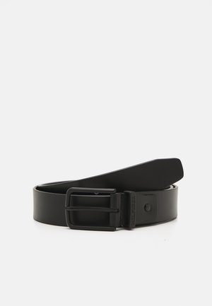 Cintura in pelle nera con finitura opaca, dotata di una fibbia metallica rettangolare e una superficie liscia. Lunghezza regolabile con un design pulito.